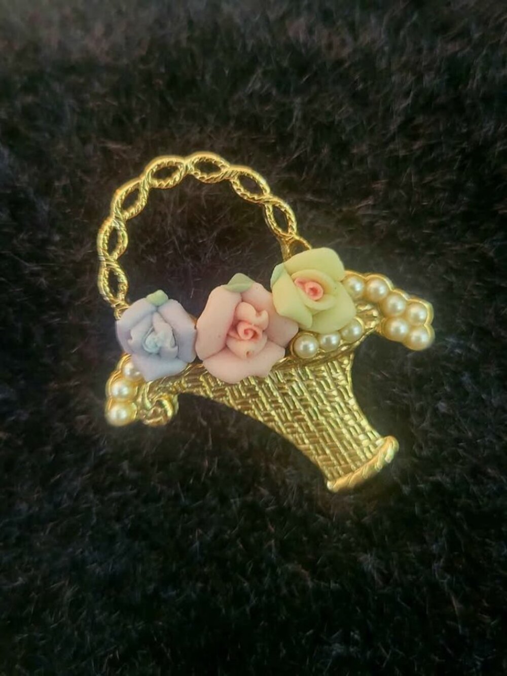 VTG 1928 Jewelry Gold-Tone Flower Basket Brooch w/Porcelain Roses, Faux Pearls